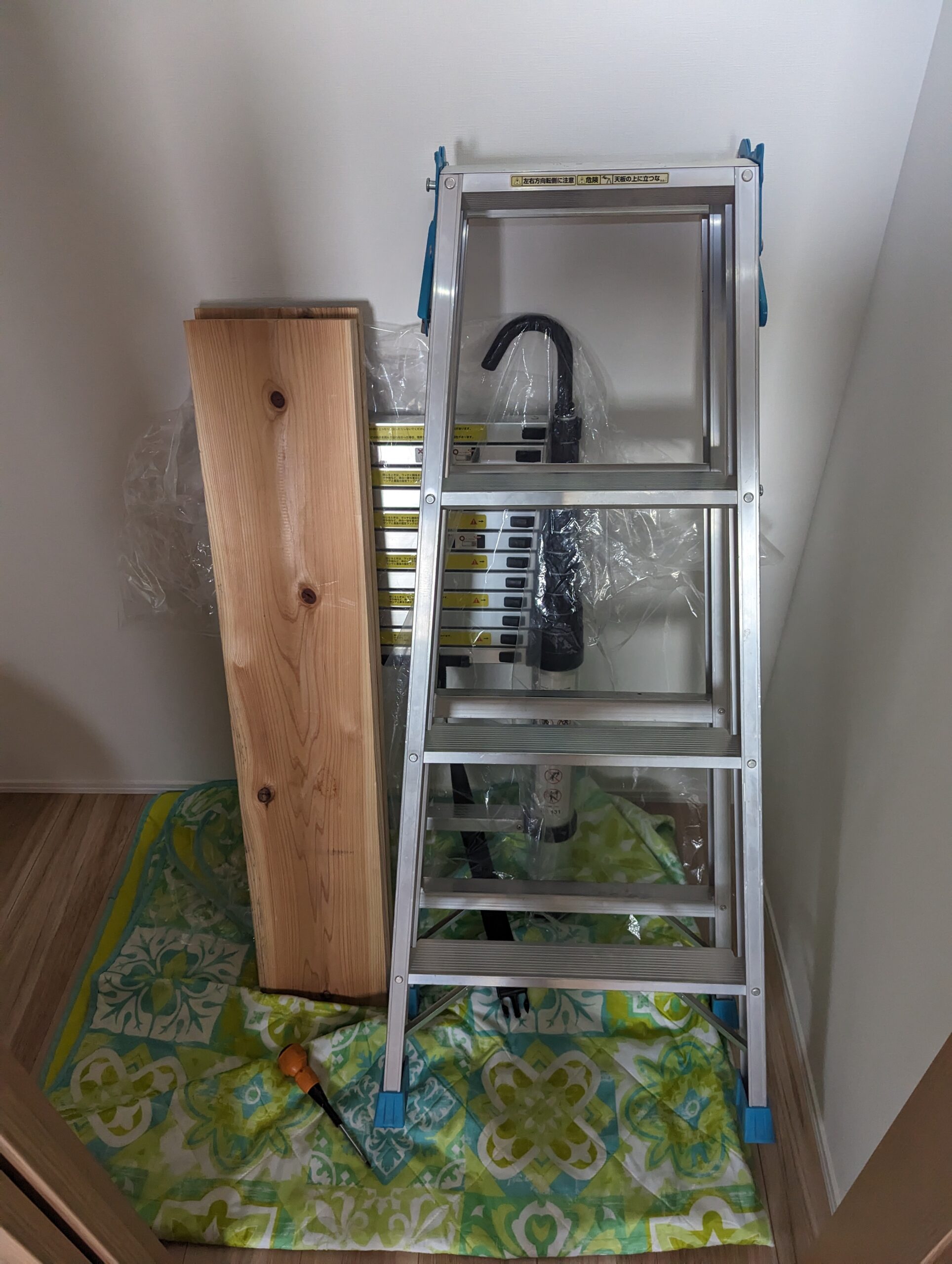 屋根裏の断熱材追加に用意したはしごとカフェ板