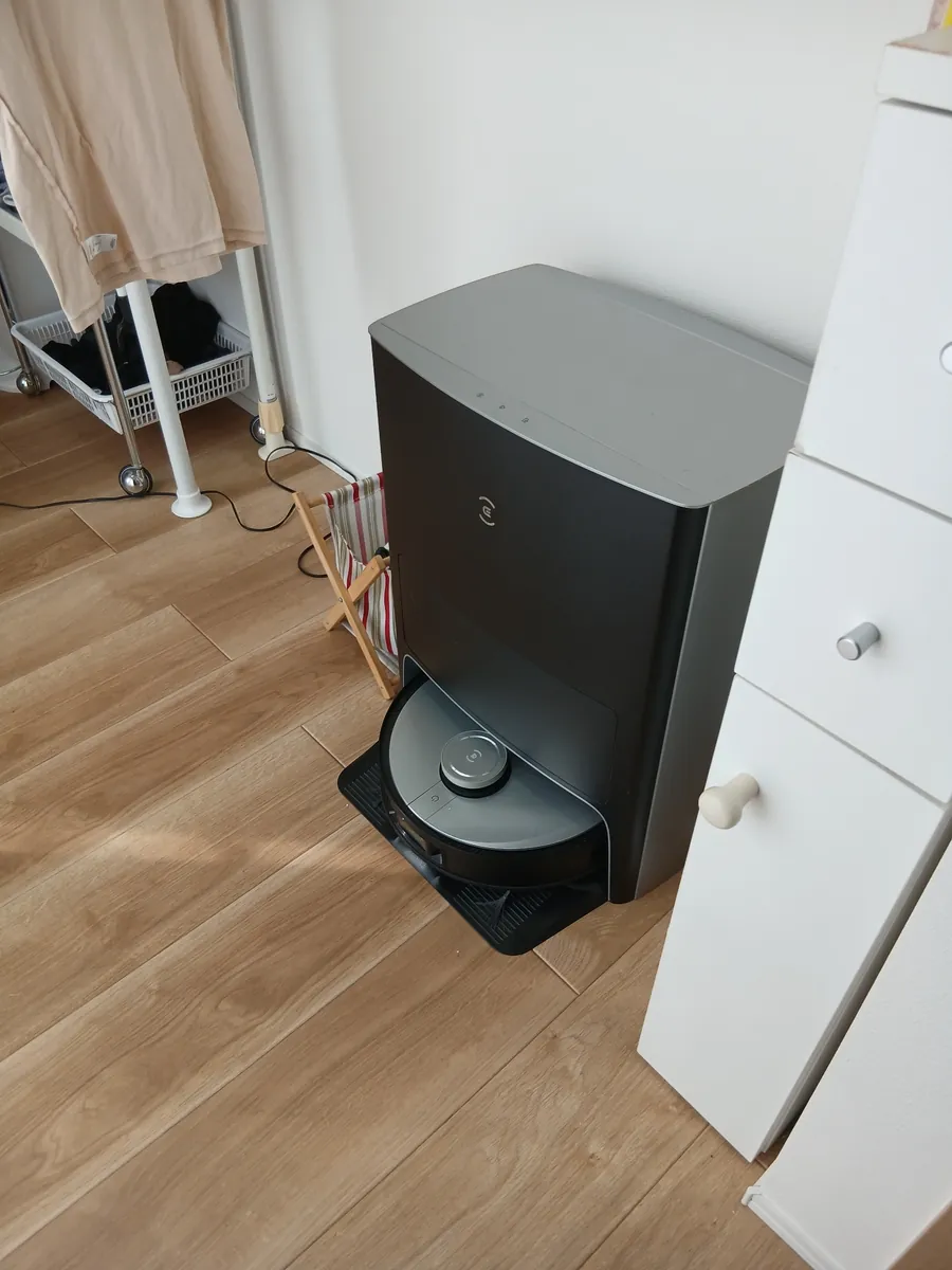 ランドリールームに設置したECOVACS DEEBOT X1 OMNIのお掃除ロボットと充電ステーション